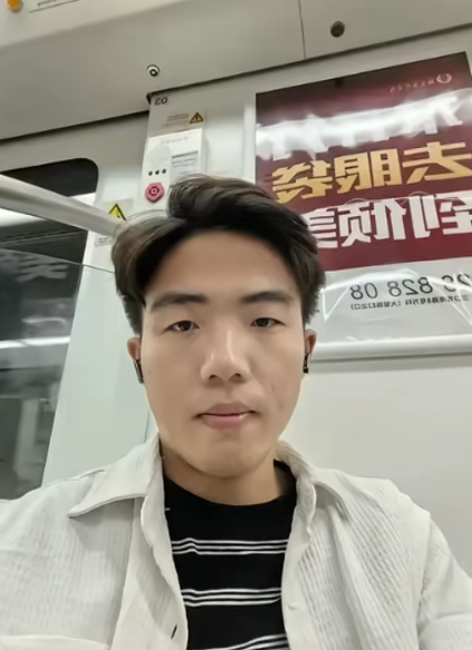 原始照片：浅色外套的男性在车厢内自拍